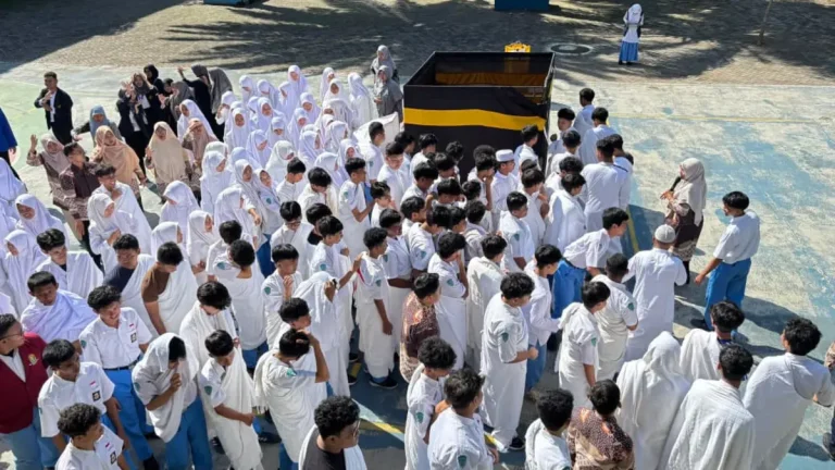 SMA Muhammadiyah 3 Jember Kenalkan Tata Cara Haji Lewat Praktik Manasik